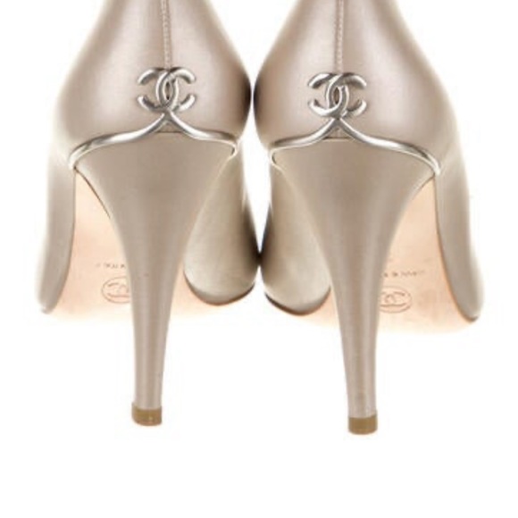 Chanel  Interlocking Logo Pumps - Picture 2 of 5